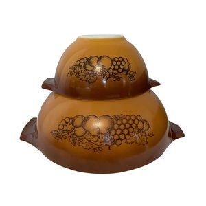 Vintage Pyrex mixing bowls - Old Orchard